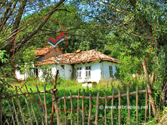 Prelepo dvorište s vratnicama i belom kućom, Vlkovija, Dimitrovgrad Prelepo dvorište s vratnicama i belom kućom, Vlkovija, Dimitrovgrad