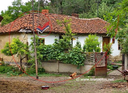 Bela kuća pokrivena ćeramidom, s kvočkom i pilićima u dvorištu, Vukovac, Žagubica