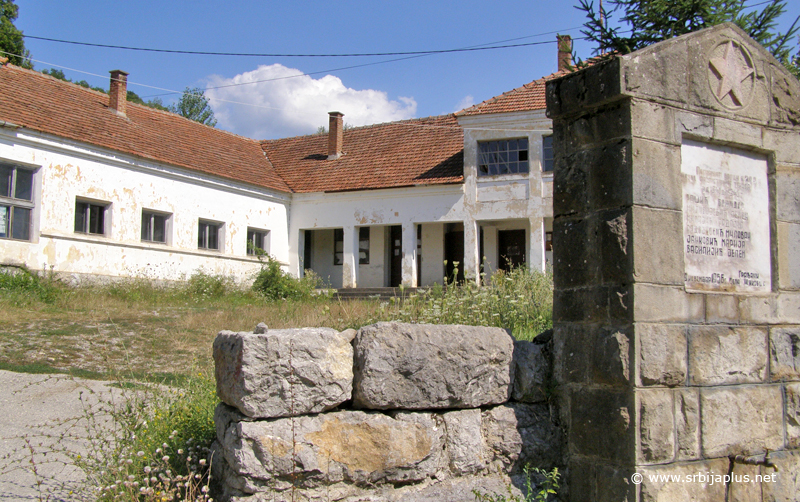 Žukovac, spomen česma i zadružni dom