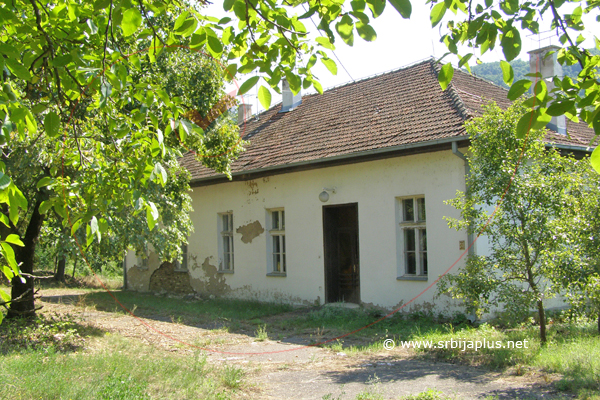 Žukovac, škola u centru sela