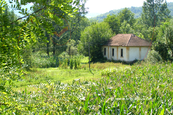 Žukovac, lepo dvorište kraj reke