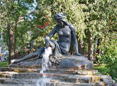 Skulptura Devojka sa krčagom, Pinirski park, Beograd / The sculpture of The girl with a jug, Belgrade, Serbia
