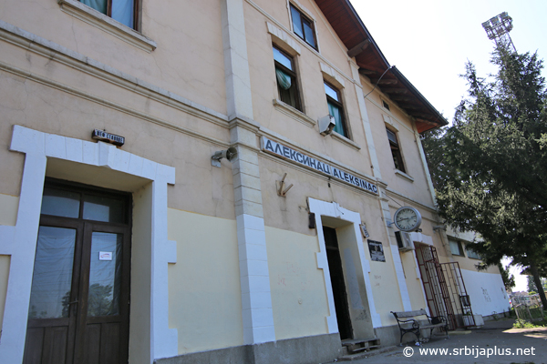Prepoznatljiva fasada železničke stanice prema kolosecima