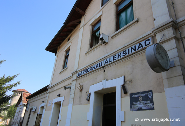 Stanični sat i naziv stanice - prepoznatljivi detalji železničke stanice