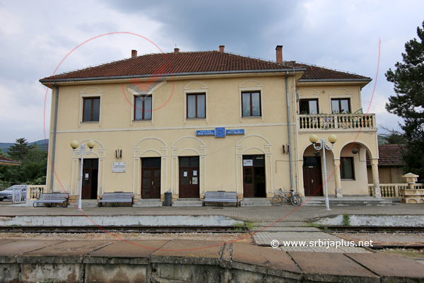 Peron železničke stanice Bela Palanka