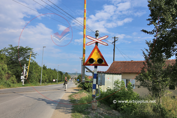Saobraćajna signalizacija na pružnom prelazu kod stanice Božurat