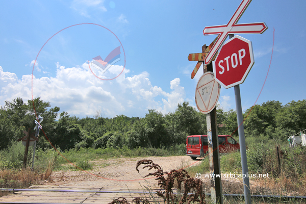 Saobraćajna signalizacija na pružnom prelazu u blizini stanice Crveni Breg