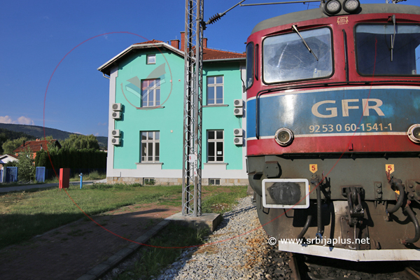 Lokomotiva kargo voza u stanici u Dimitrovgradu