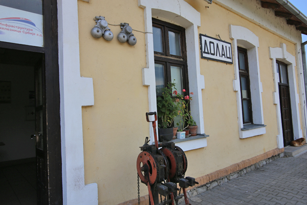 Stanična zvona, naziv stanice i ručne komande za skretnice