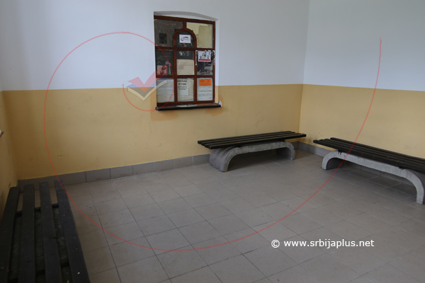 Blagajna i čekaonica na železničkoj stanici u Dolcu