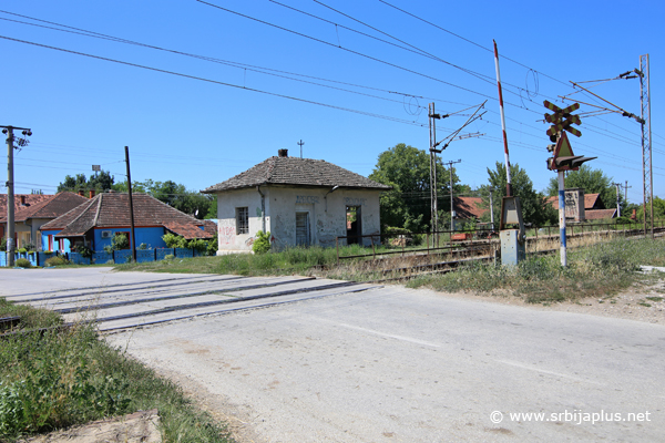 Pružni prelaz i železnička stanica Drenovac