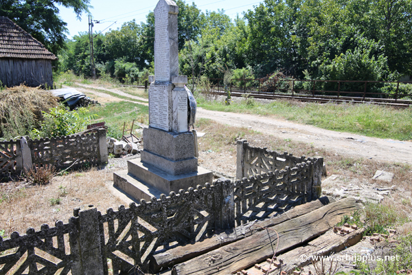 Spomenik žrtvama Balkanskih i Prvog svetskog rata pored železničke stanice u Drenovcu