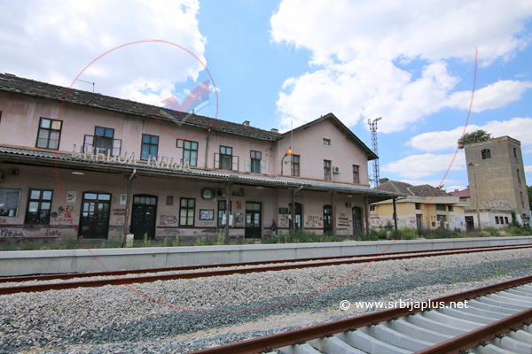 Stanična zgrada i stari vodotoranj