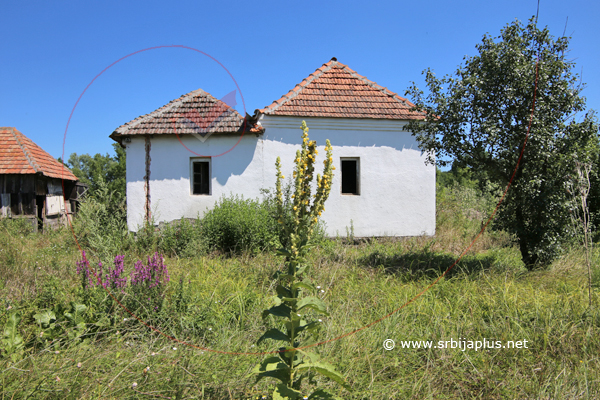 Lepe stare seoske kuće na putu do stanice