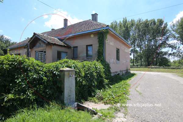 Železnička česma na ulazu u stanicu