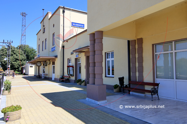 Peron železničke stanice Mladenovac