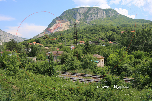 Trasa pruge kroz selo Ostrovica