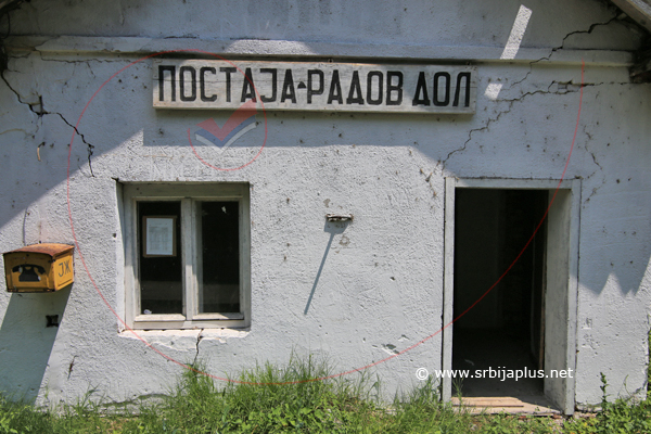 Čekaonica na železničkoj postaji Radov Dol