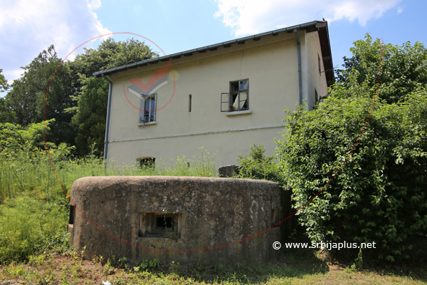 Nemački bunker iz Drugog svetskog rata ispred stanice