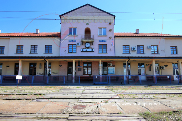 Stanična zgrada i peron