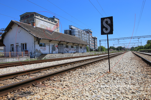 Stanični znak Stop, železnički magacini i silos kraj pruge