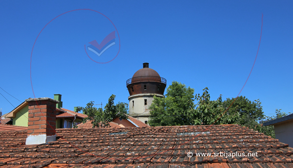 Vodotoranj dominira panoramom okoline