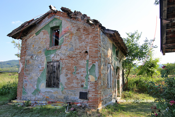Napušteni železnički objekat na stanici u Srećkovcu