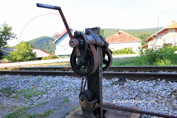 Čekrk za podizanje i spuštanje rampe