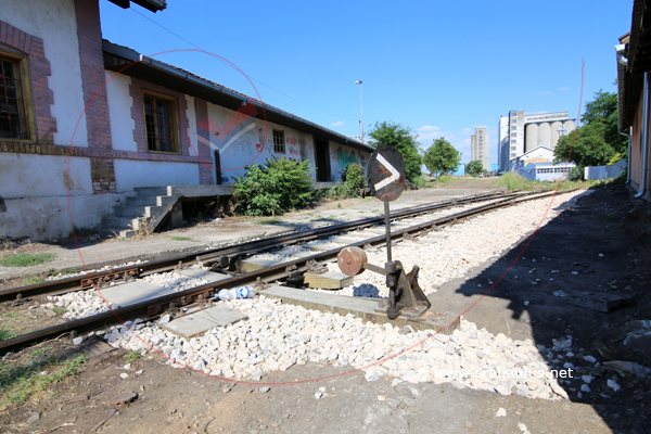 Industrijski magacin i stara, mehanička skretnica