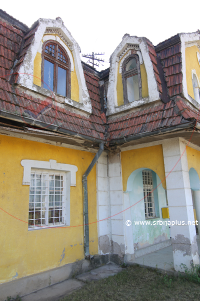 Detalj fasade stanice Belo Polje