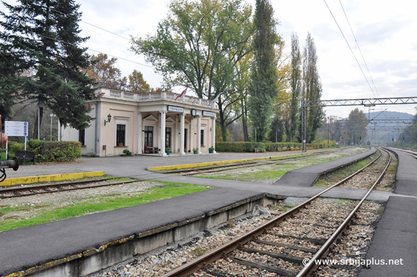 Panorama stanice sa peronima i staničnom zgradom