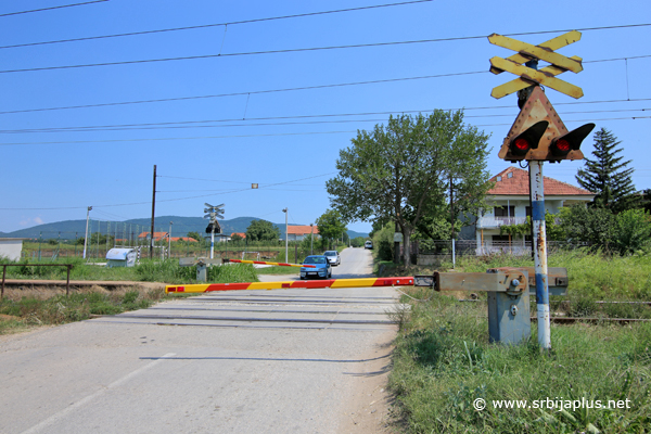 Pružni prelaz kod stanice sa spuštenom rampom