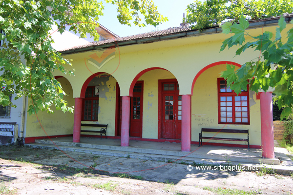 Seosko dvorište s perunikom, Bajinci, Crna Trava
