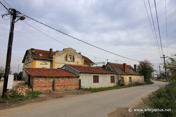 Prilazni put do železničke stanice Zemunsko Polje