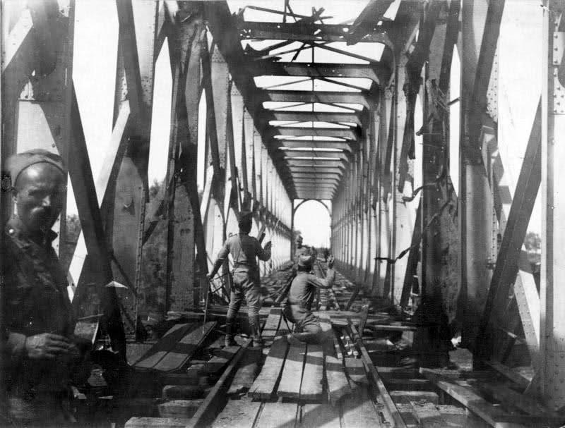 Srpska vojska na mostu preko Save tokom oslobađanja Beograda 1918. godine