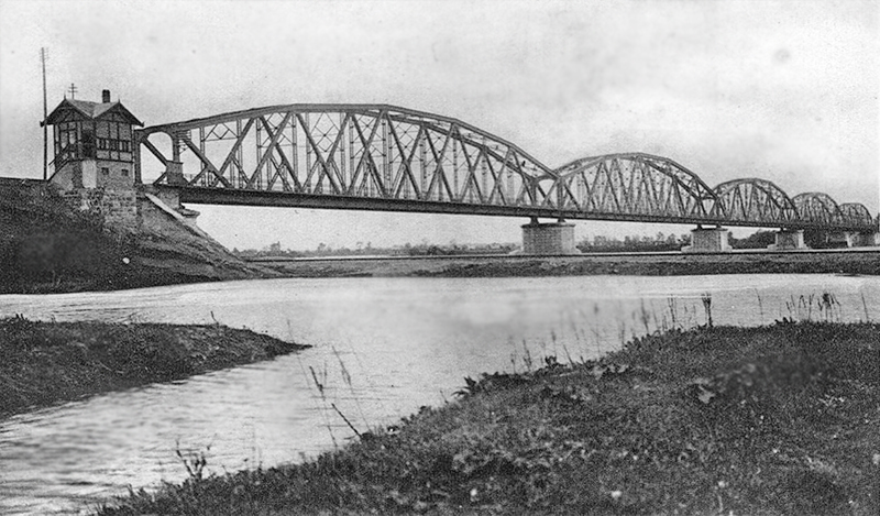 Nakon rušenja 1918. železnički most je ponovo obnovljen 1921. godine