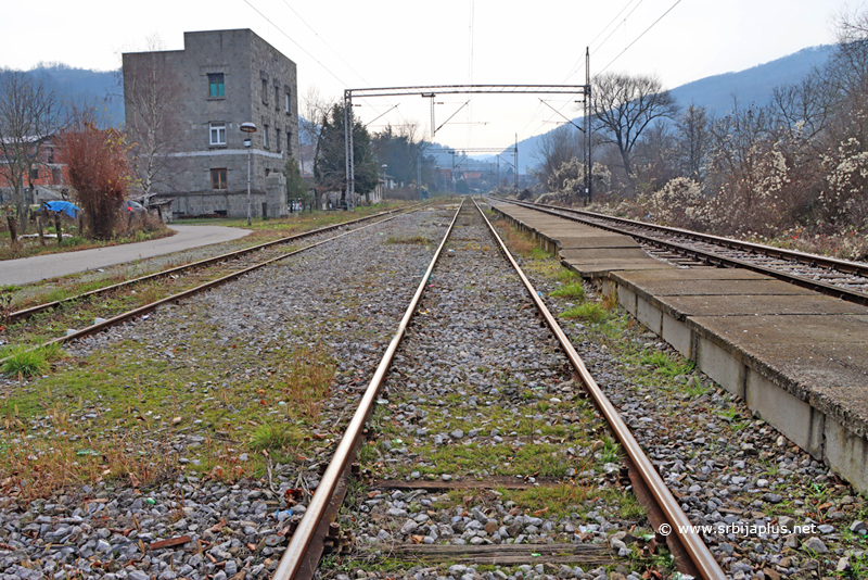 Železnička stanica Džep - peron i koloseci prema stanici Momin Kamen