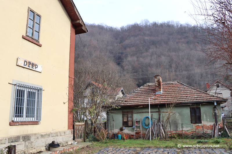 Pomoćni železnički objekat na železničkoj stanici Džep