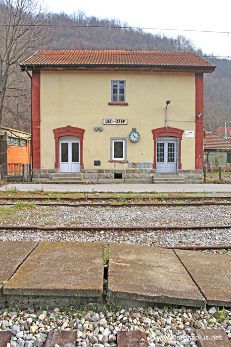 Ulaz na železničku stanicu Džep