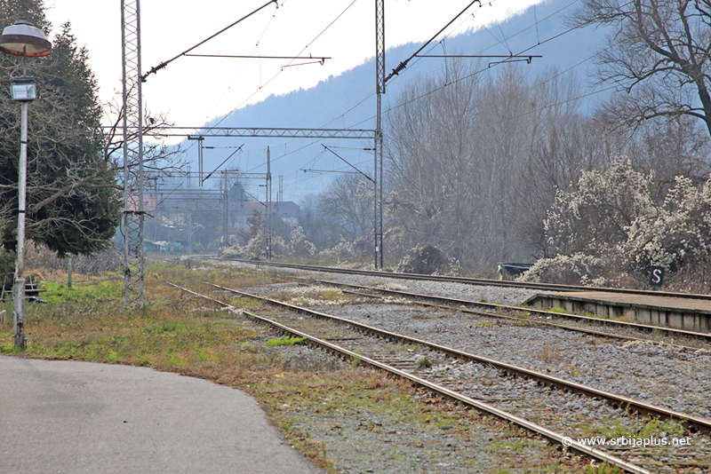 Izlazni koloseci prema železničkoj stanici Momin Kamen