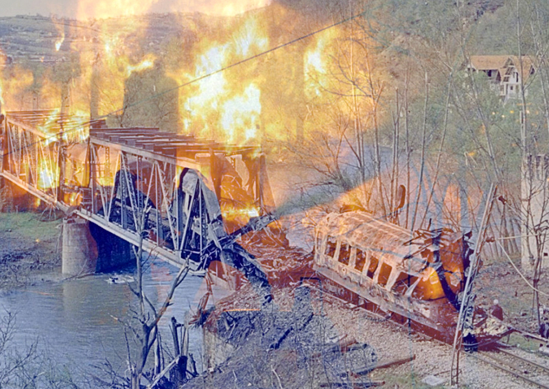 Požar na putničkom vozu na Grdeličkom mostu nakon raketiranja