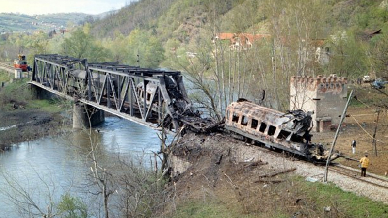 Ostaci putničkog voza na Grdeličkom mostu nakon eksplozije granata i požara