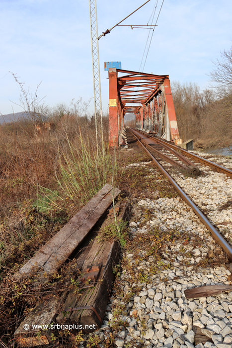 Grdelički most i železnički pragovi zaostali nakon eksplozije raketa i požara