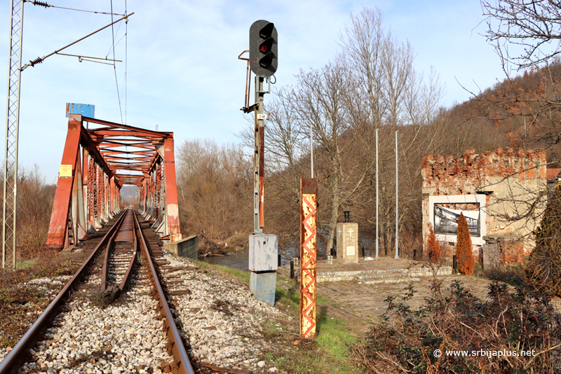 Grdelički most - spomen-obeležje na mestu napada na putnički voz