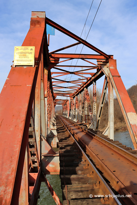 Grdelički most - spomen-ploča posvećena stradalim železničarima i svim stradalim u napadu na voz
