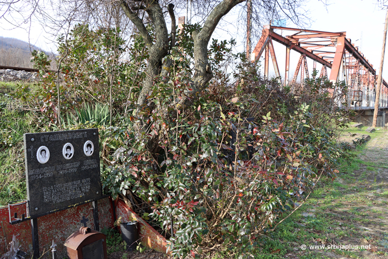 Grdelički most - Spomenik Branimiru (1993), Divni (1959) i Vidosavu (1954) Stanijanović