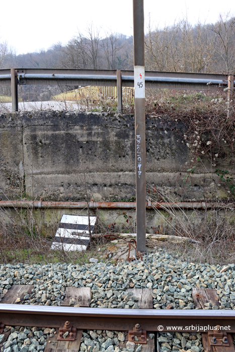 Železnička stanica Momin Kamen - udaljena je 322,977 km od Beograda
