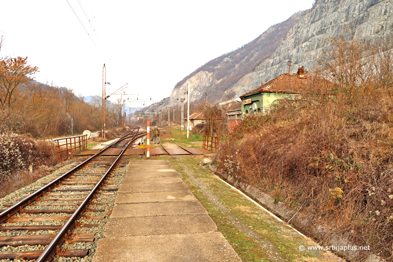 Železnička stanica Momin Kamen