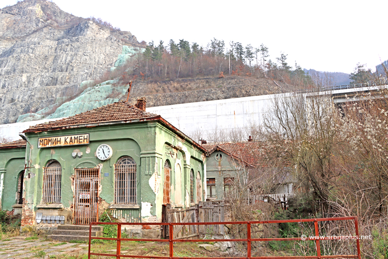 Železnička stanica Momin Kamen