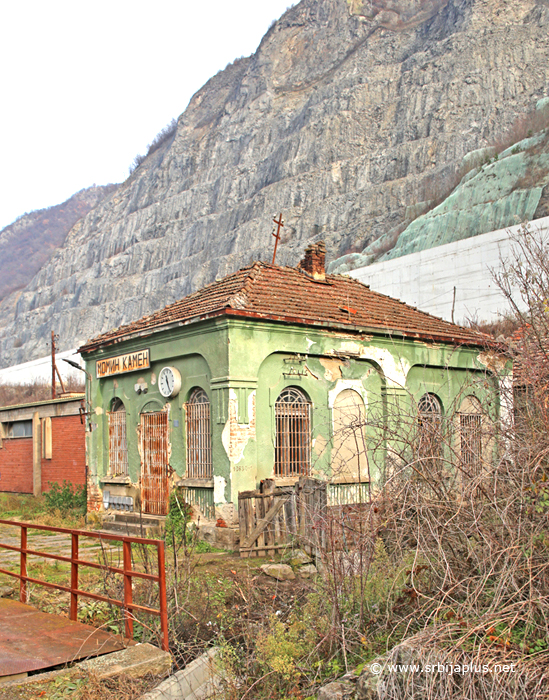 Železnička stanica Momin Kamen izgrađena je pored istoimenog majdana